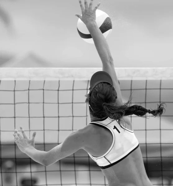 Jugador Voleibol Playa Está Saltando Red Pinchando Bola Hacia Abajo — Foto de Stock