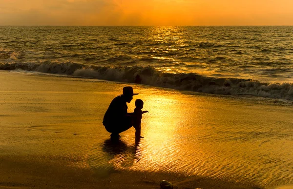 Padre Une Hijo Playa Durante Una Puesta Sol Océano —  Fotos de Stock