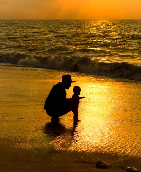 Padre Une Hijo Playa Durante Una Puesta Sol Océano Formato —  Fotos de Stock