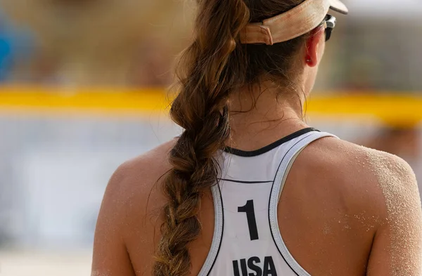 Eine Beachvolleyballerin Macht Sich Bereit Dem Ball Dienen — Stockfoto