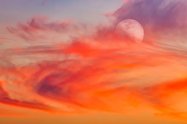 Księżyc Wschodzi Niebie Miękkimi Chmurami Ustawionymi Przeciwko Kolorowemu Niebu Zachodu — Zdjęcie stockowe