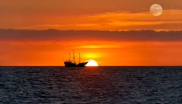 Pirate Ship Sits Ocean Silhouetted Colorful Orange Sunset Sky — Stock Photo, Image