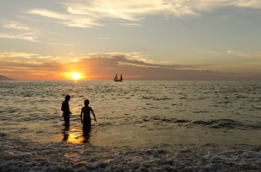 Gün batımı çocuklar ve tekne