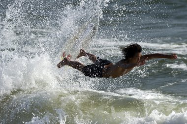 Surfer sörf tahtası atlama