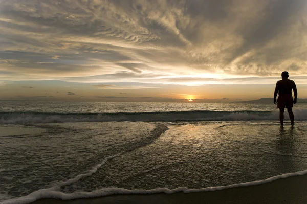 Sunset Beach Man förundras. — Stockfoto