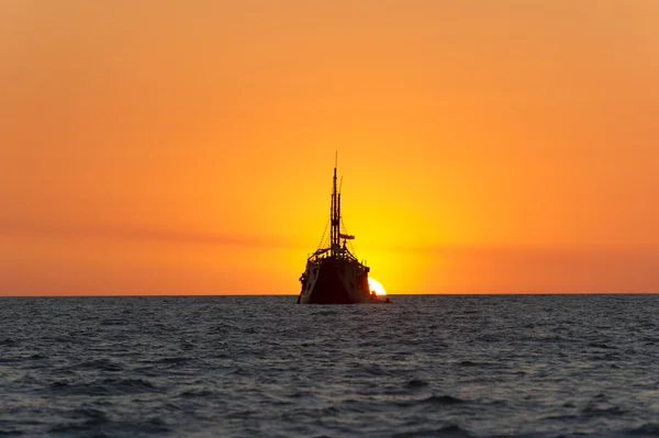 Houten schip Fantasy oceaan zonsondergang — Stockfoto