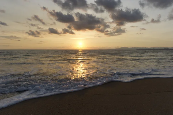 Oceaan zonsondergang golven strand schaduw — Stockfoto