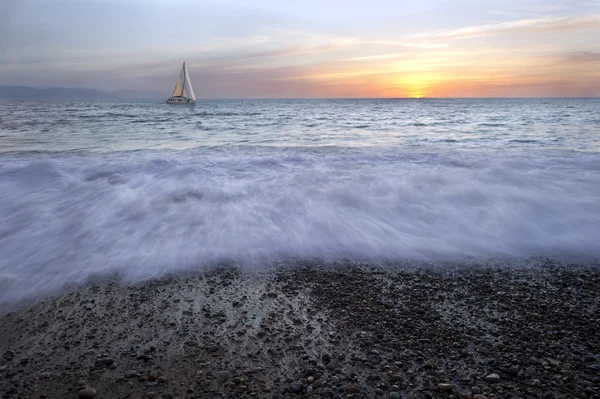Zeilboot oceaan zonsondergang golven Seascape — Stockfoto