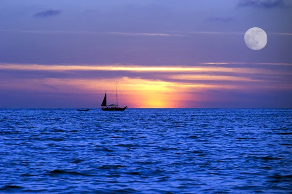 Zeilboot Oceaan maan Lightnight op reis gaat — Stockfoto