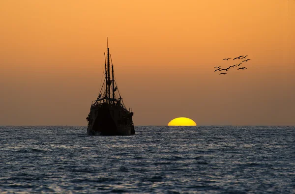 Navire pirate Océan Coucher de soleil — Photo