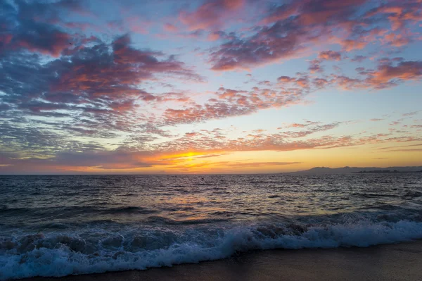 Meer Sonnenuntergang Himmel Wellen Strand Wolken bunt — Stockfoto