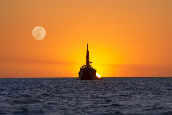 Fantasy bateau lune soleil océan — Photo