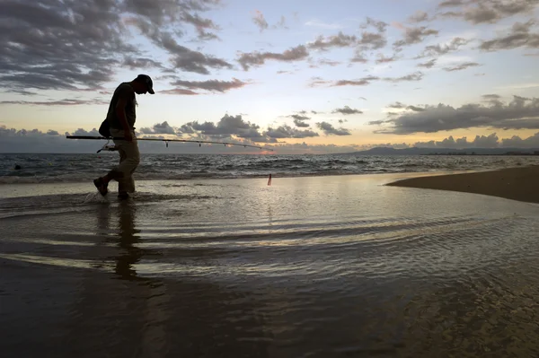 Fiskare stranden flyger man promenad — Stockfoto