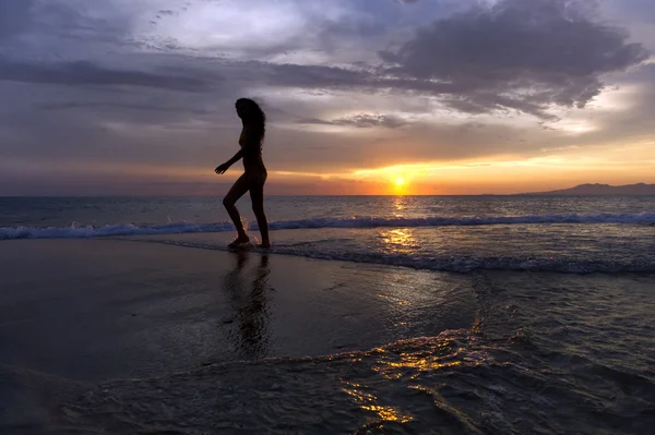 Playa chica océano puesta de sol silueta . —  Fotos de Stock