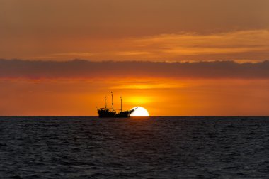 Korsan gemi günbatımı