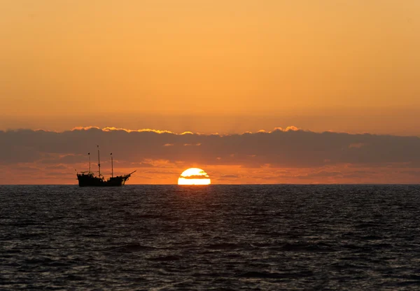 Silhouette de bateau pirate — Photo