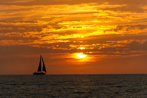 Vitorlás hajó sunset — Stock Fotó