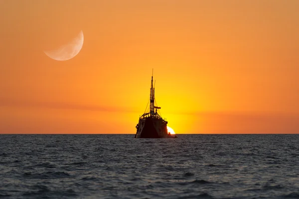 Schip silhouet zonsondergang — Stockfoto
