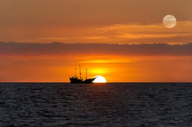  Gemi silueti günbatımı