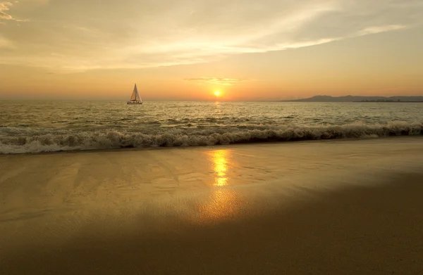 Zeilboot Sunset Beach — Stockfoto