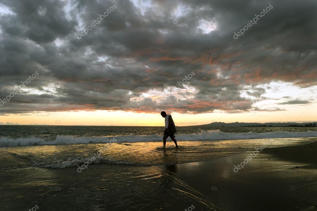Парень одиночество. Одиночество в мегаполисе. Как выжить в одиночестве. Женщина грустит. Это одиночество.