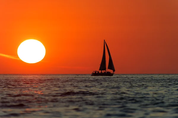 Zeilboot zonsondergang op reis gaat — Stockfoto