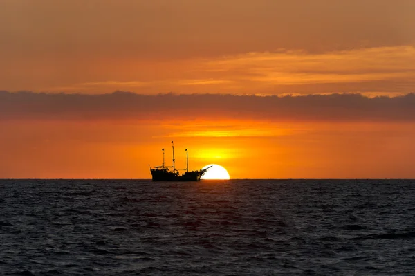 Schip silhouet zonsondergang — Stockfoto