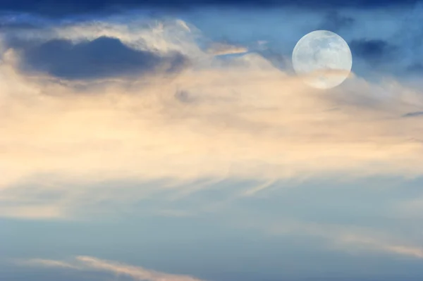 Дневное время облака Луны — стоковое фото