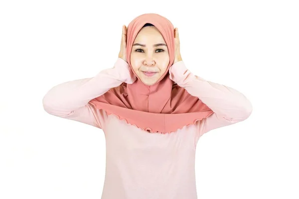 美しい若いイスラム教徒のアジア人女性伝統的なドレス彼女の手は彼女の耳をカバー白の背景に隔離された — ストック写真