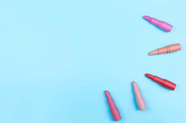 Mavi arkaplanda ruj izleri, kopyalama alanı