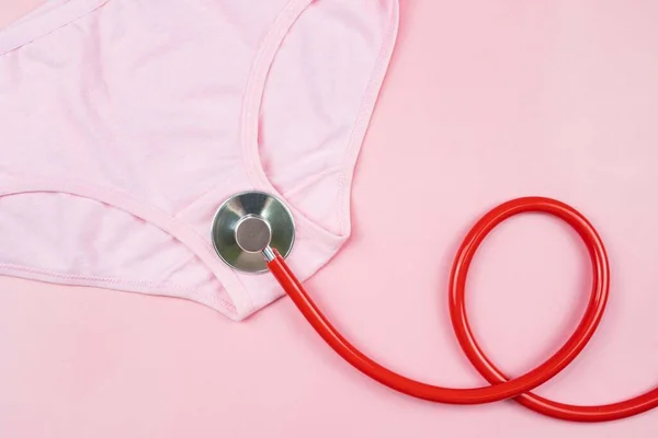 Červený Stetoskop Růžové Spodky Růžovém Pozadí Žena Hygiena Koncepce Kritických — Stock fotografie