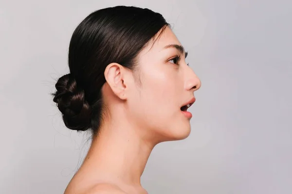 Beleza Cosméticos Concept Side Rosto Jovem Bonita Mulher Asiática Fundo — Fotografia de Stock