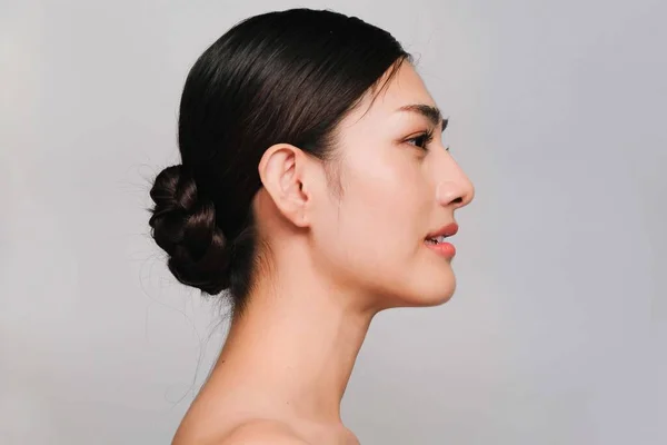 Краса Косметика Обличчя Юної Досить Молодої Азіатської Жінки Сірому Фоні — стокове фото