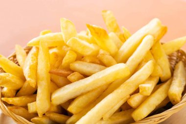 Lezzetli patates kızartması ya da ahşap sepette servis edilen tuzlu patates kızartması. Fast food..