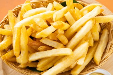 Lezzetli patates kızartması ya da ahşap sepette servis edilen tuzlu patates kızartması..