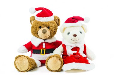 Noel Baba seti giyen birkaç oyuncak ayı beyaz arka planda izole edilmiş, Noel günü ve yeni yıl hediyeleri.