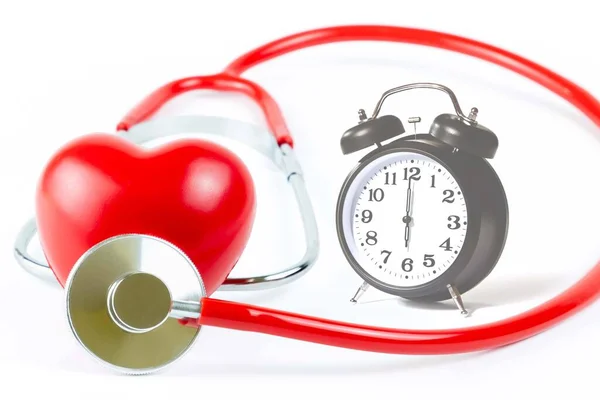 血压计 心脏和时钟在白色背景下隔离 血压控制 保健概念 — 图库照片