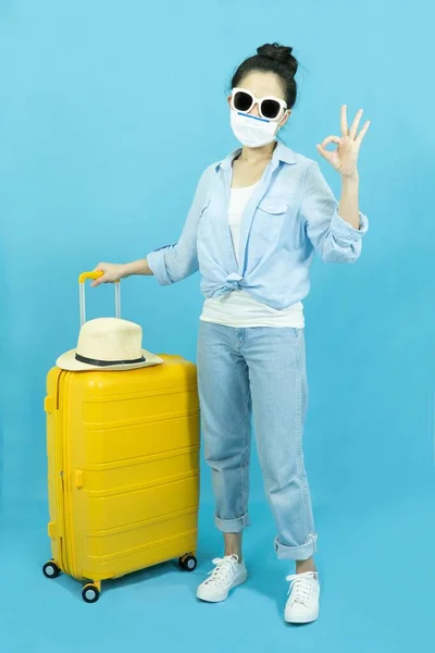 Retrato Una Joven Hermosa Mujer Asiática Con Mascarilla Médica Camisa — Foto de Stock