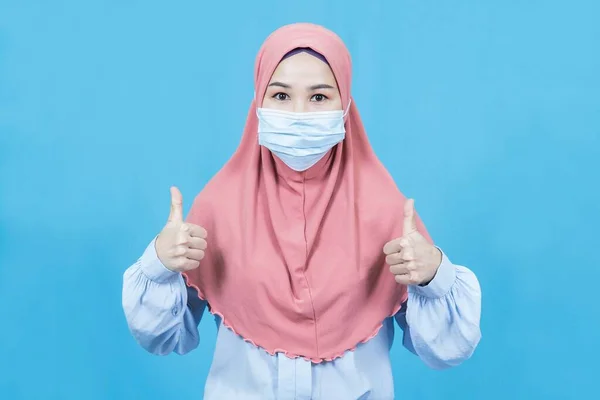 Mladý Muslim Asijské Žena Tradiční Šaty Sobě Lékařské Obličejové Masky — Stock fotografie