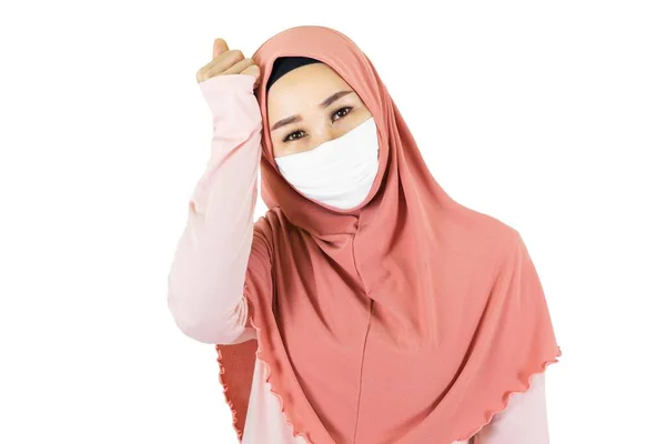 インフルエンザや風邪の症状を持つ悲しいイスラム教徒の女性 白い背景に隔離されたマスクを身に着けて — ストック写真