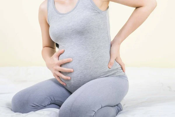 Mujer Embarazada Que Sufre Dolor Abdominal Sosteniendo Espalda Barriga Mientras —  Fotos de Stock