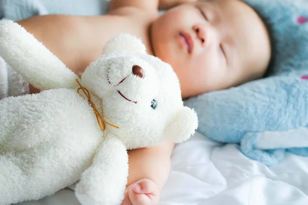 Recién Nacido Bebé Dormir Conuna Muñeca Cama Lindo Poco Asiático — Foto de Stock