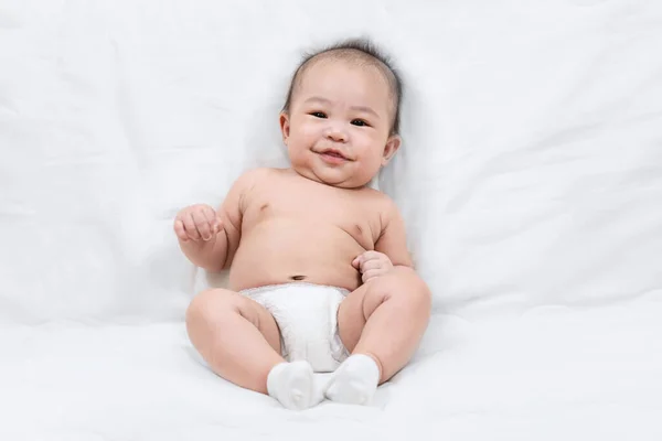 Retrato Una Sonrisa Lindo Bebé Niño Pañal Sentado Sofa Blanco — Foto de Stock