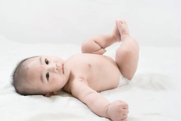 Retrato Pequeño Bebé Lindo Pañal Acostado Cama Blanca Cuidado Del — Foto de Stock