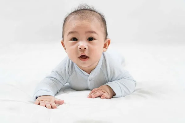 Morgon Tid Bedårande Nyfödda Barn Magen Leende Glatt Hemma Porträtt — Stockfoto