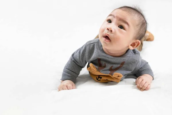 Förtjusande Nyfödda Barn Magen Leende Glatt Hemma Porträtt Söta Leende — Stockfoto