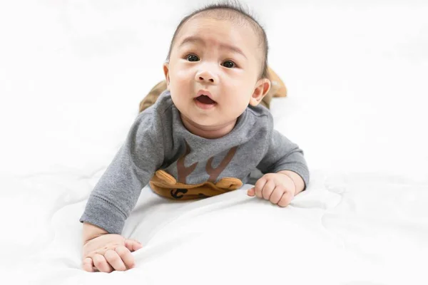 Schattig Pasgeboren Kind Tijdens Buiktijd Glimlachend Gelukkig Thuis Portret Van — Stockfoto