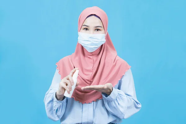 Mladá Asijská Muslimka Žena Tradičních Šatech Sobě Lékařské Obličejové Masky — Stock fotografie