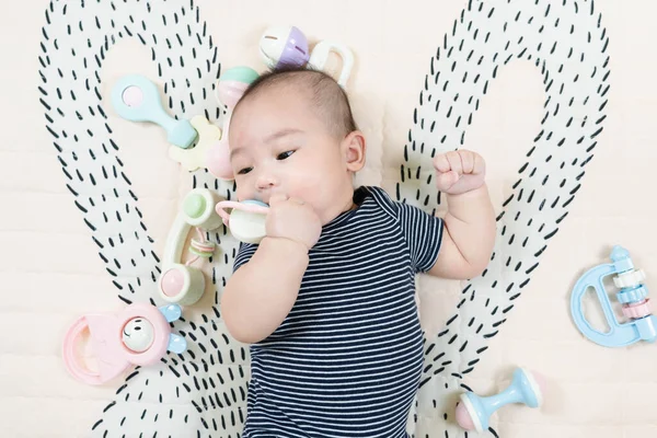 Adorable Sonriente Feliz Asiático Bebé Niño Divirtiéndose Con Juguetes Estera — Foto de Stock