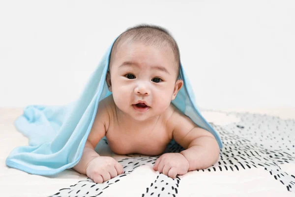 Азіатське Немовля Під Рушником Після Купання Лежало Ліжку Під Блакитним — стокове фото